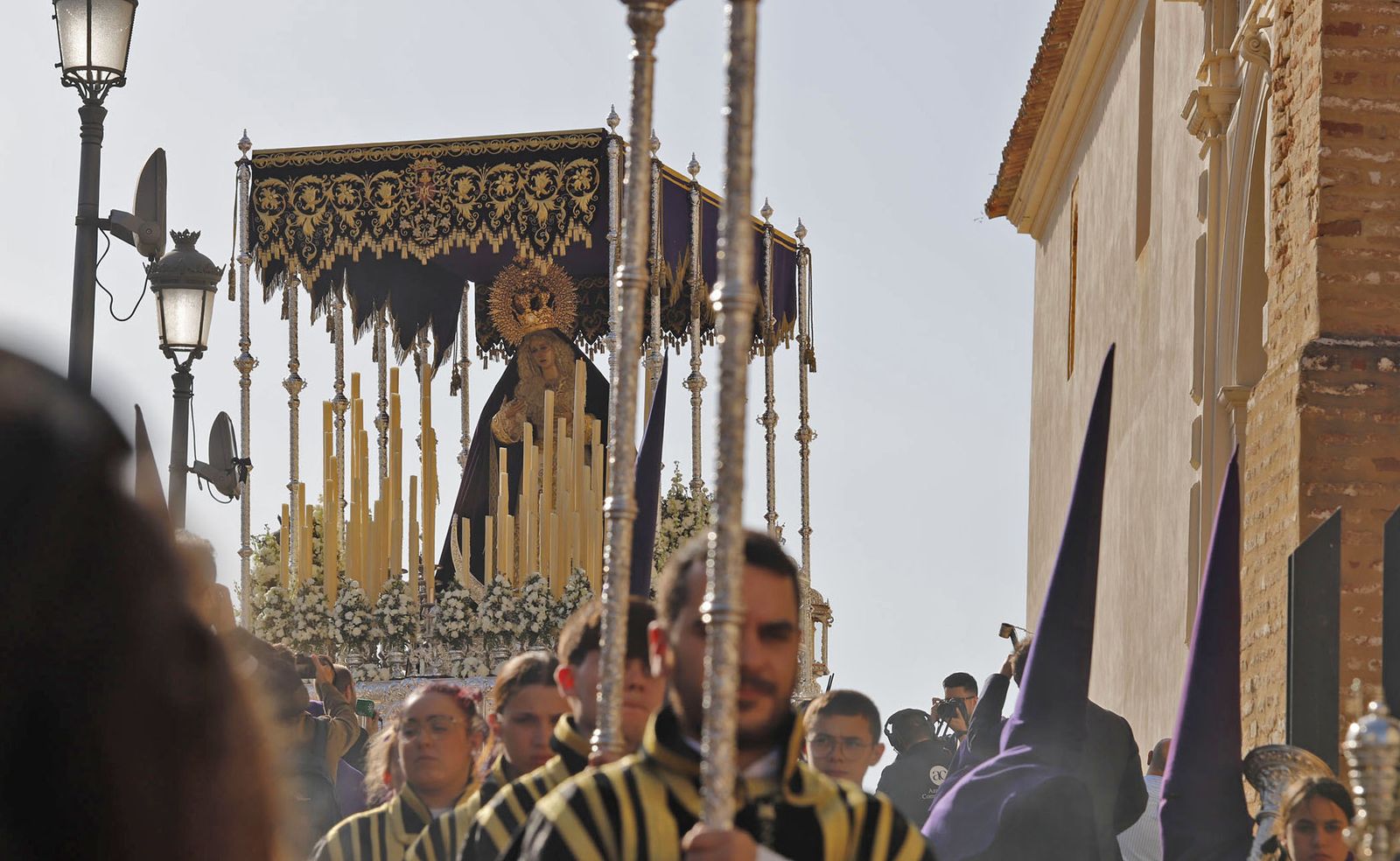 La Hermandad del Descendimiento en su recorrido por las calles de Huelva el Viernes Santo