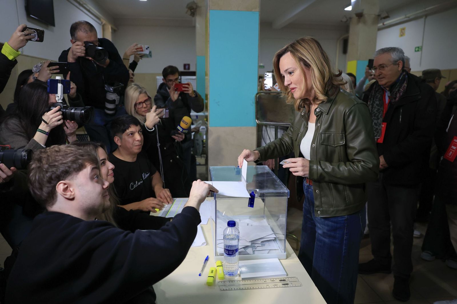 Pilar Alegría votando este domingo.