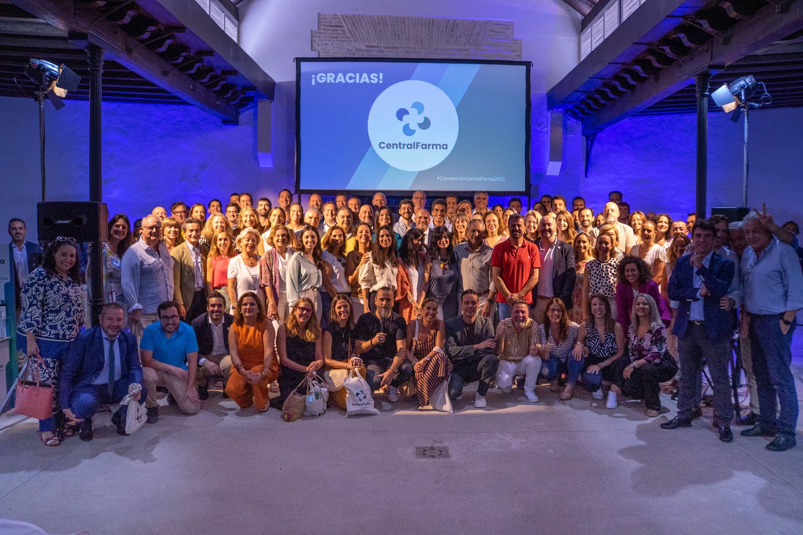Foto de familia de la II Convención de CentralFarma
