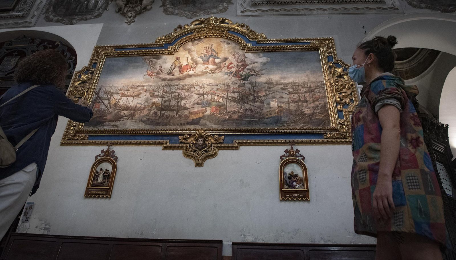 Dos visitantes ante el cuadro 'La batalla de Lepanto', en la Magdalena.