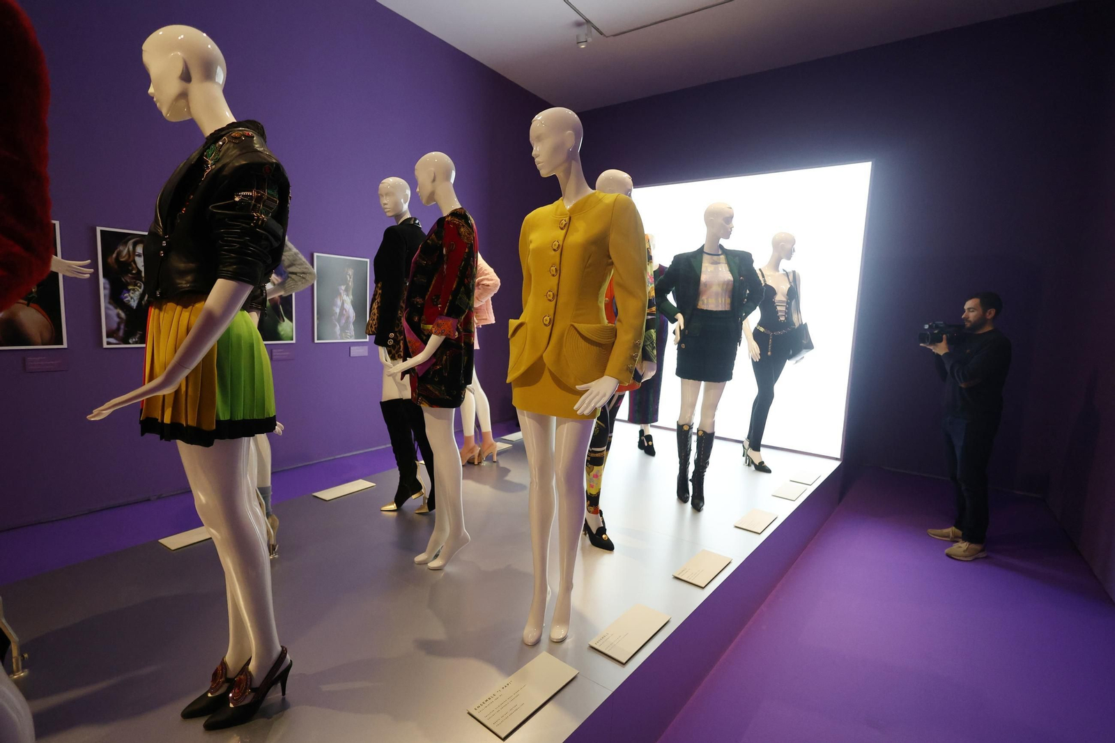 Todos los detalles de la exposición de Versace en Málaga, en imágenes