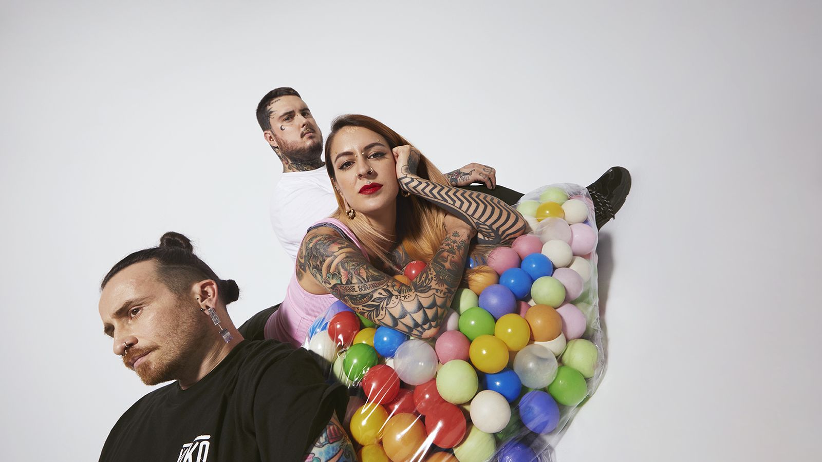 Un equipo de expertos anilladores participan en la experiencia 'piercing' de Aristocrazy.