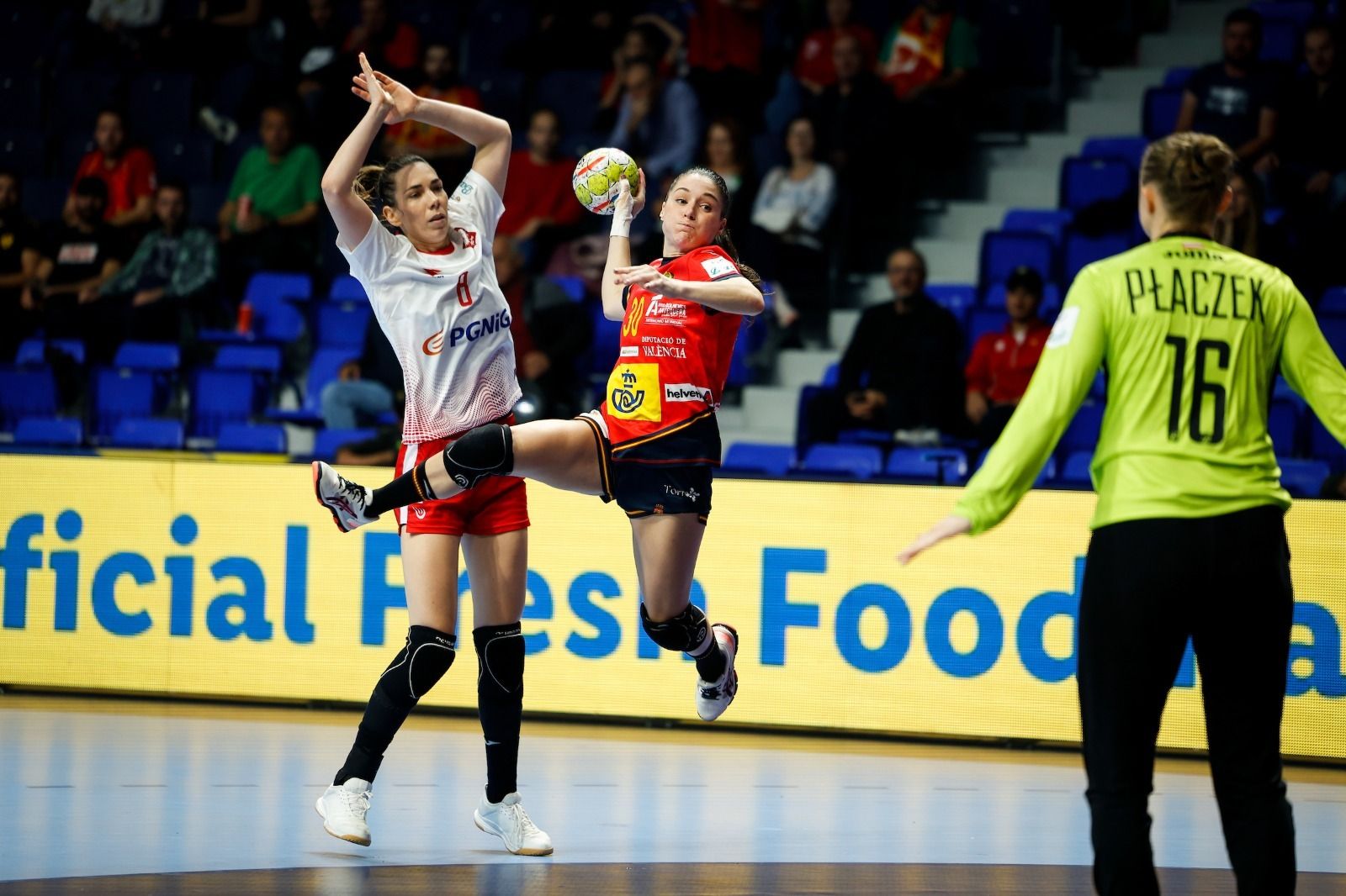 Sole López lanza a portería.