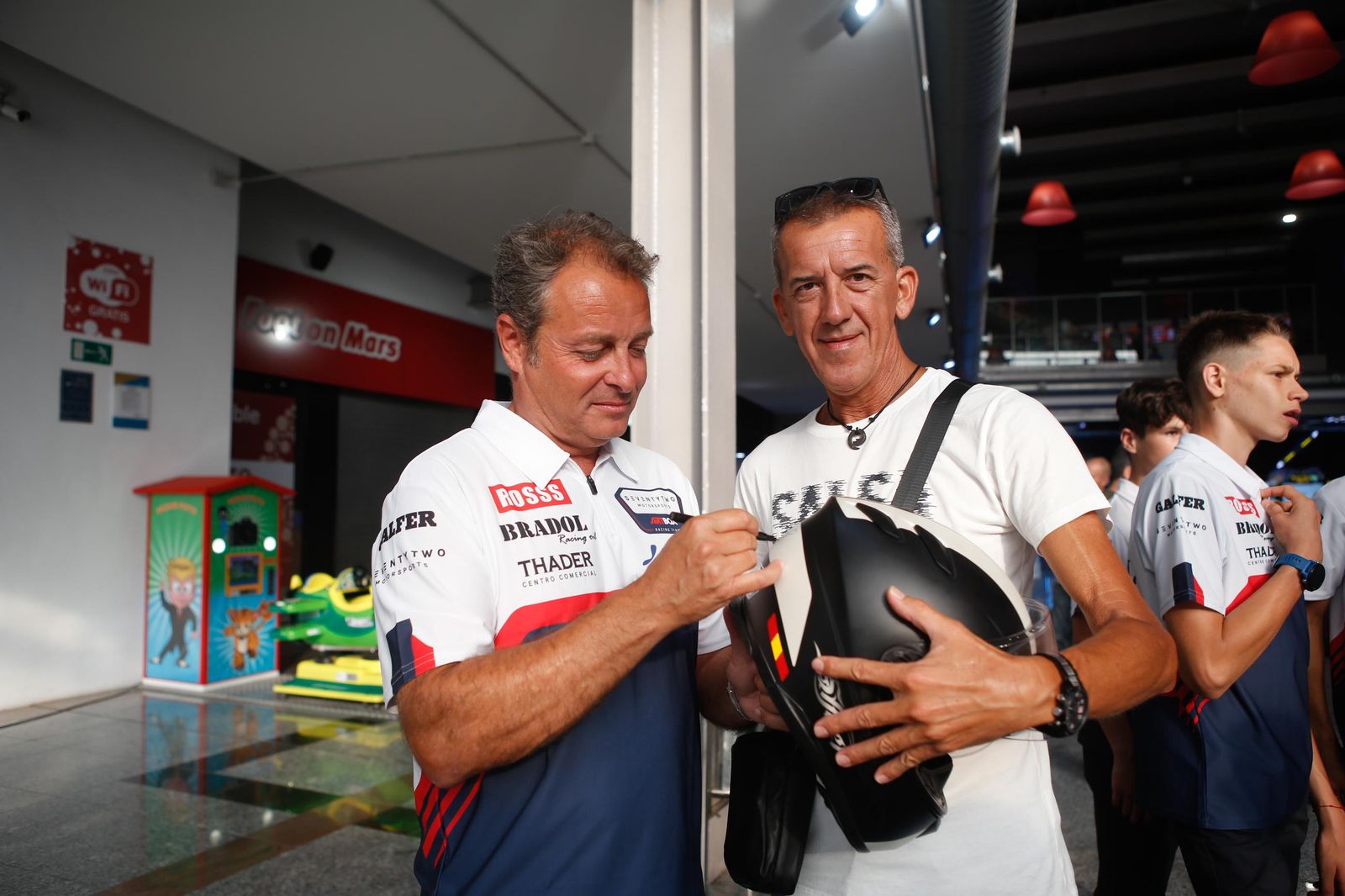 Las fotos de la visita del campeón del Mundo Emilio Alzamora al centro comercial Bahía Plaza de Palmones (Los Barrios)