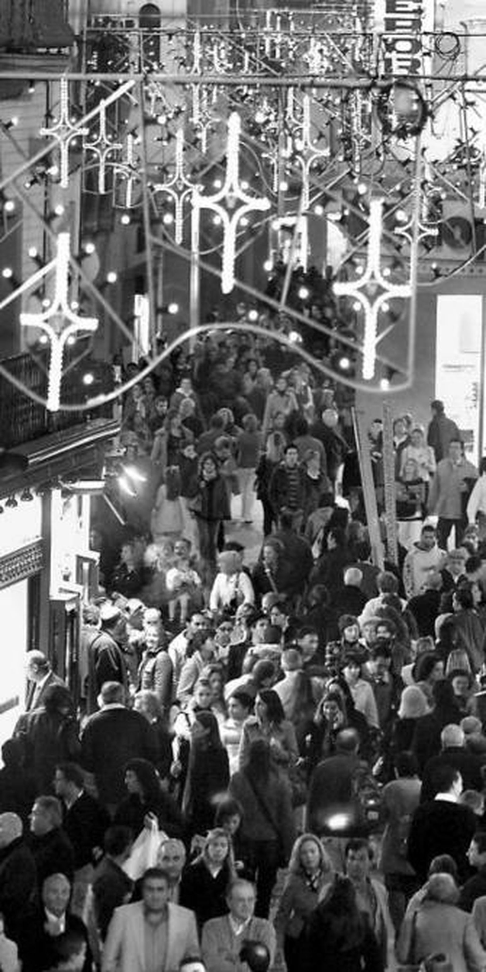 La calle Sierpes, atestada de viandantes.