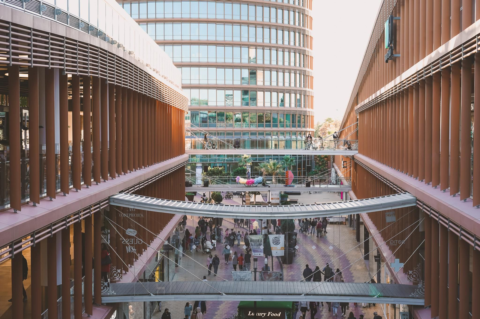 Conciertos y deporte se unirán en el centro comercial Torre Sevilla para celebrar San Valentín.