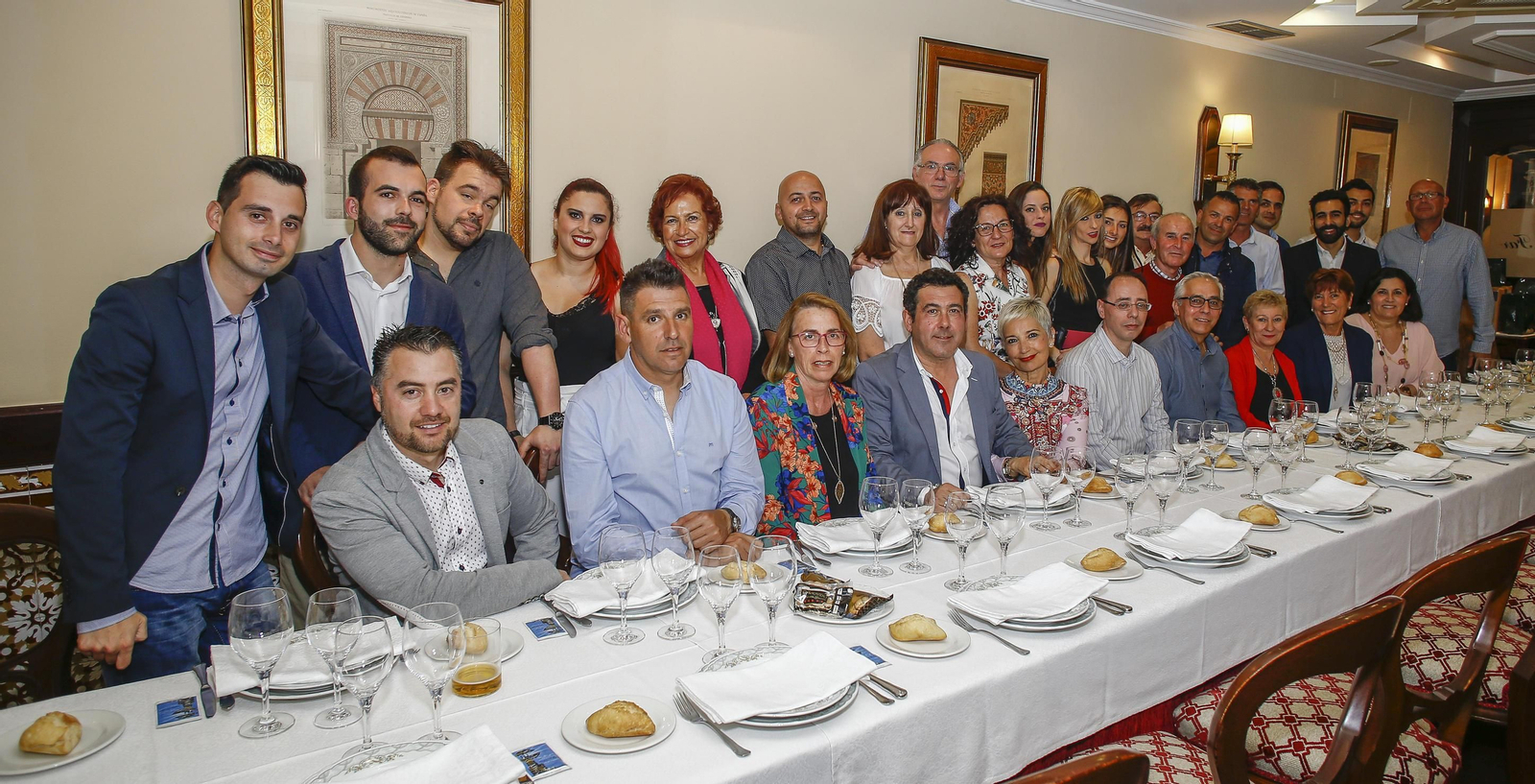 La plantilla actual del Ventorrillo del Chato durante la celebración de su cuarto de siglo en los salones de El Faro, la casa madre del grupo.