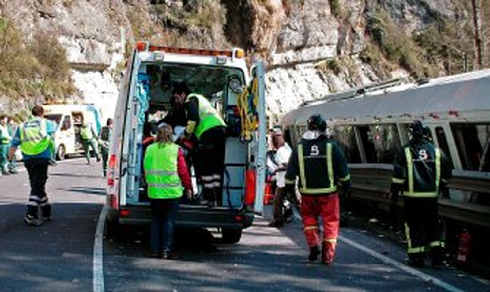 Quince heridos, cuatro de ellos graves, al descarrilar un tren en Asturias