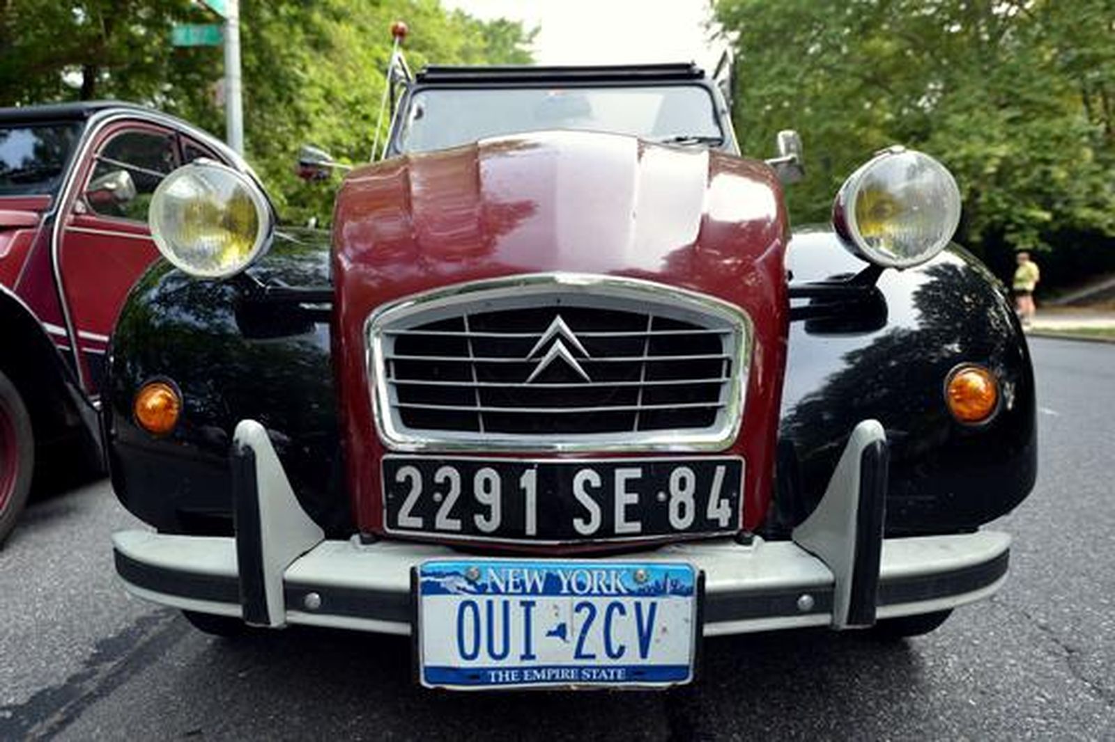 Los fanáticos del motor se pasean en los míticos Citroën 2CV que recorrieron las calles de Nueva York en un 'rally especial'.

Foto: AFP PHOTO