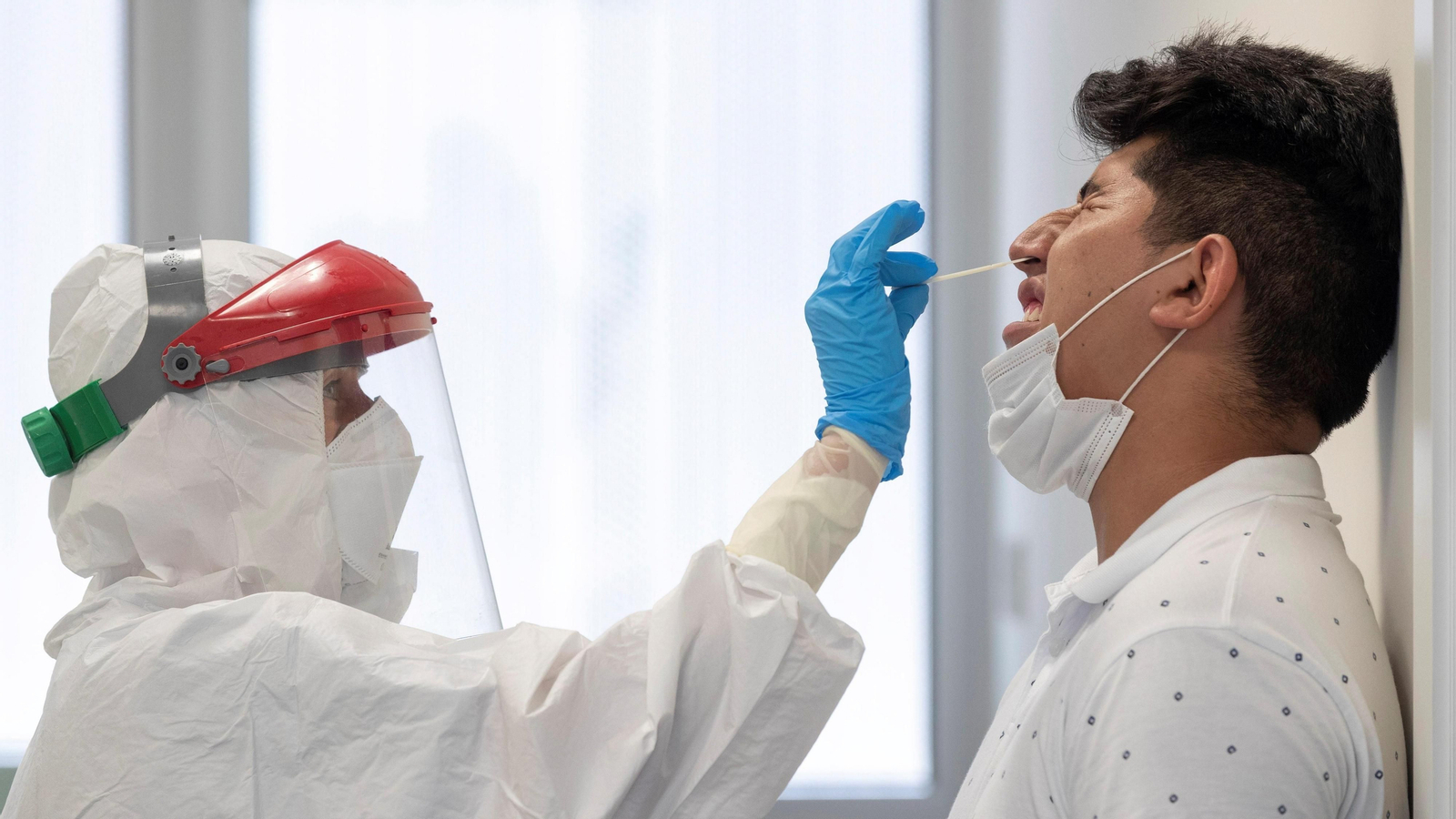 Realizan un test PCR a un joven.