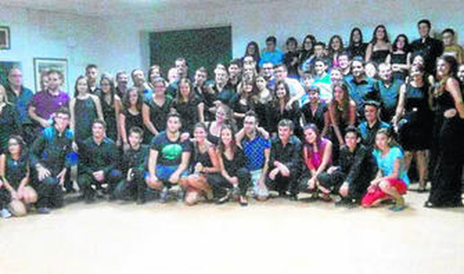 Foto de familia de las dos agrupaciones musicales.