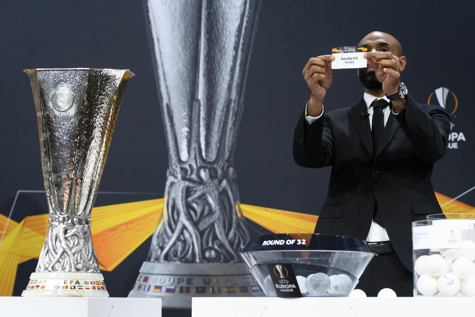 Kanouté muestra la papeleta del Sevilla en el sorteo de Nyon.