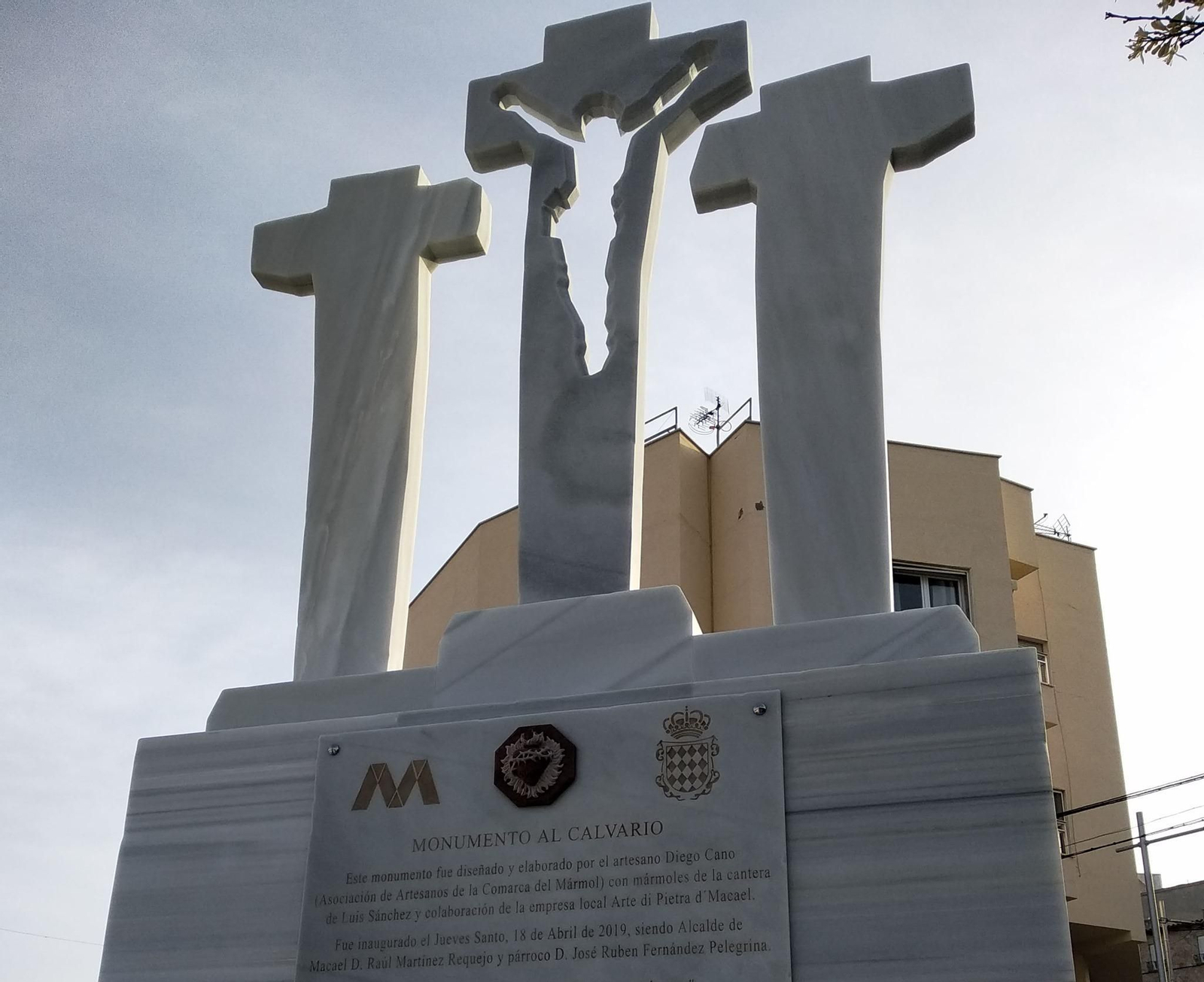 Monumento al Calvario construido con mármol blanco de Macael.