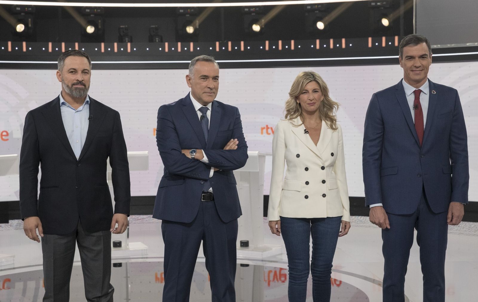 Santiago Abascal, Yolanda Díaz y Pedro Sánchez con Xabier Fortes, conductor del debate a tres de este miércoles en TVE. Foto: RTVE