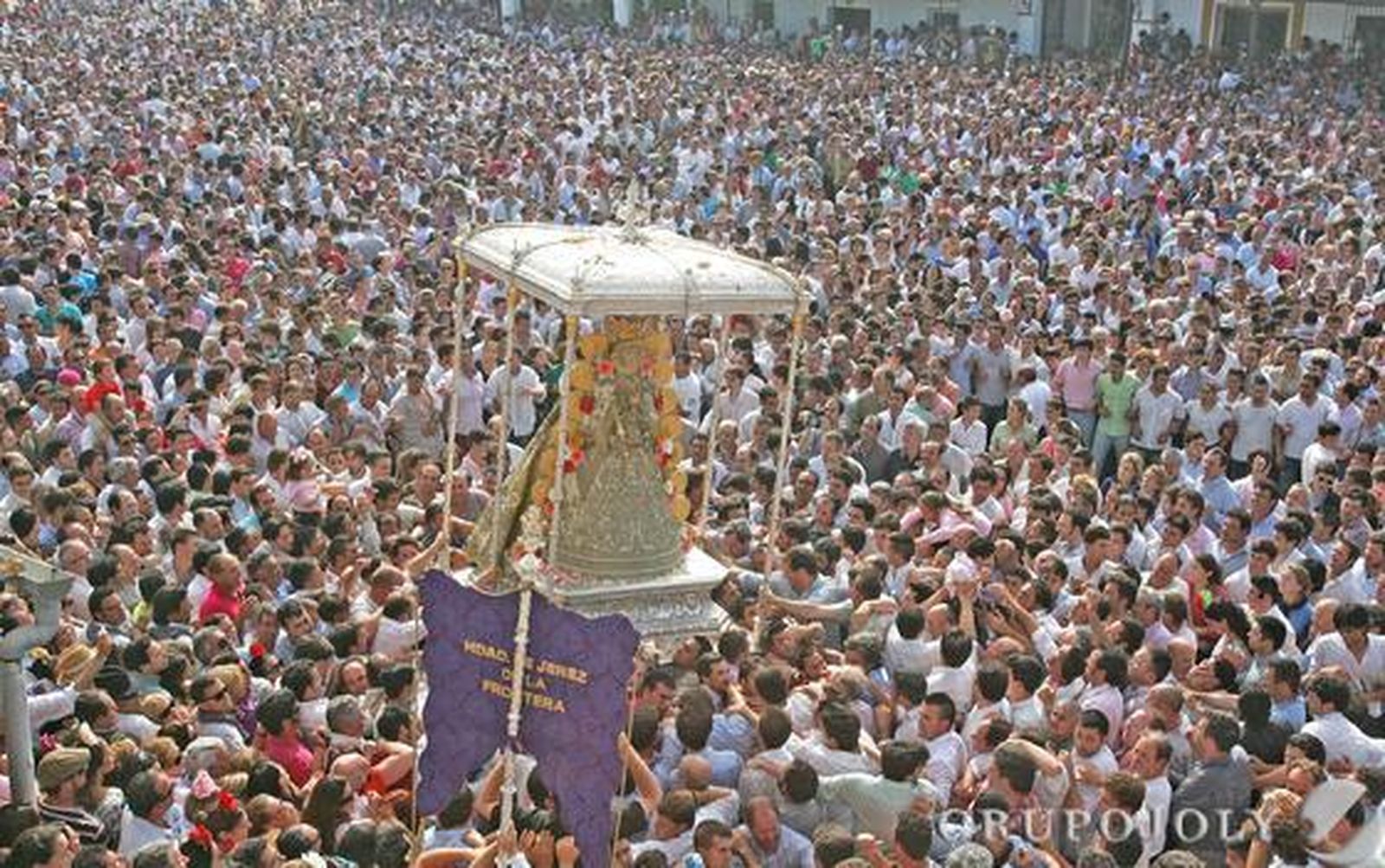 En cuanto la ermita abre sus puertas, la aldea se transforma.

Foto: Pascual