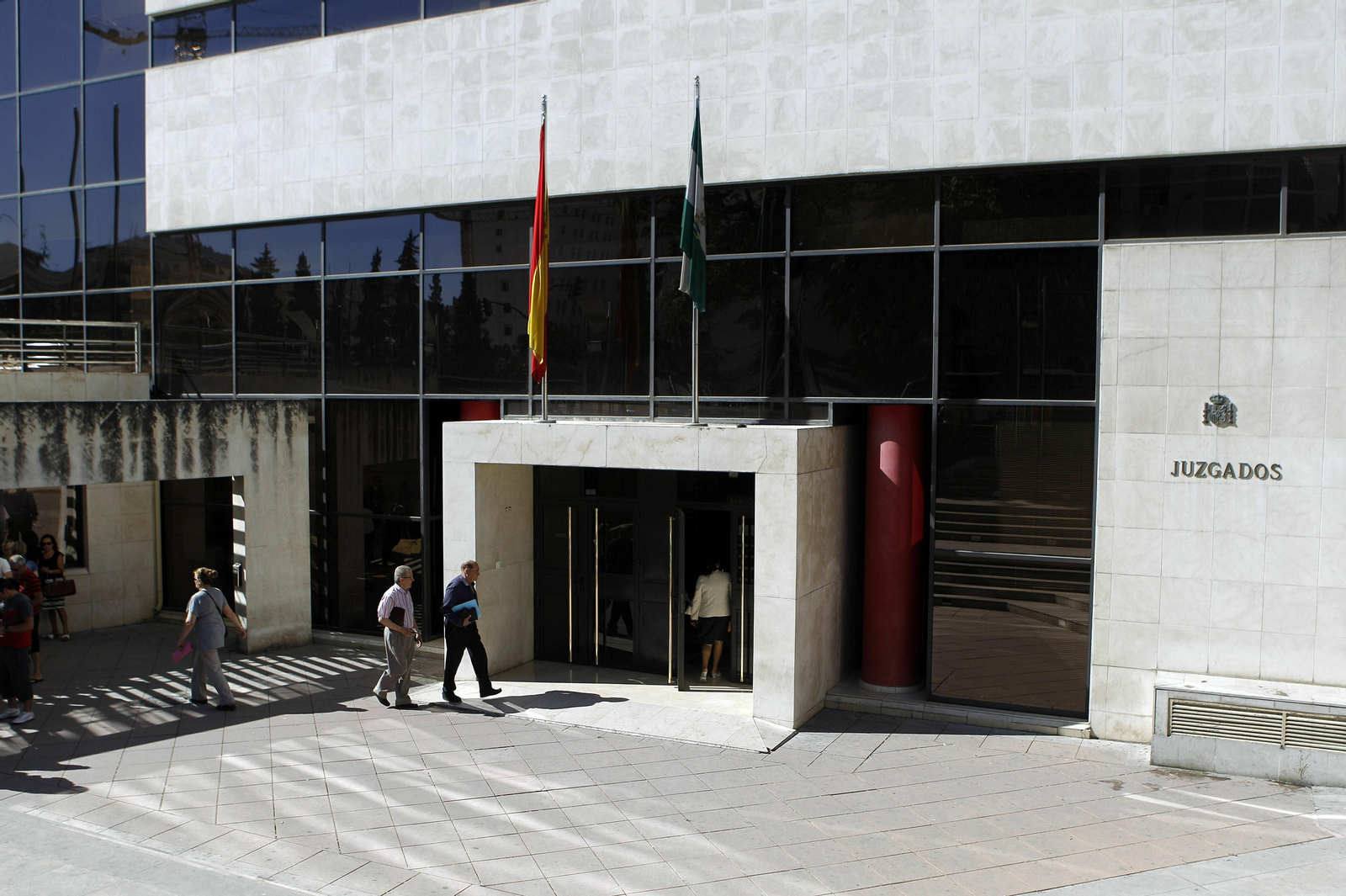 Imagen de la entrada principal a los Juzgados de Caleta en Granada.