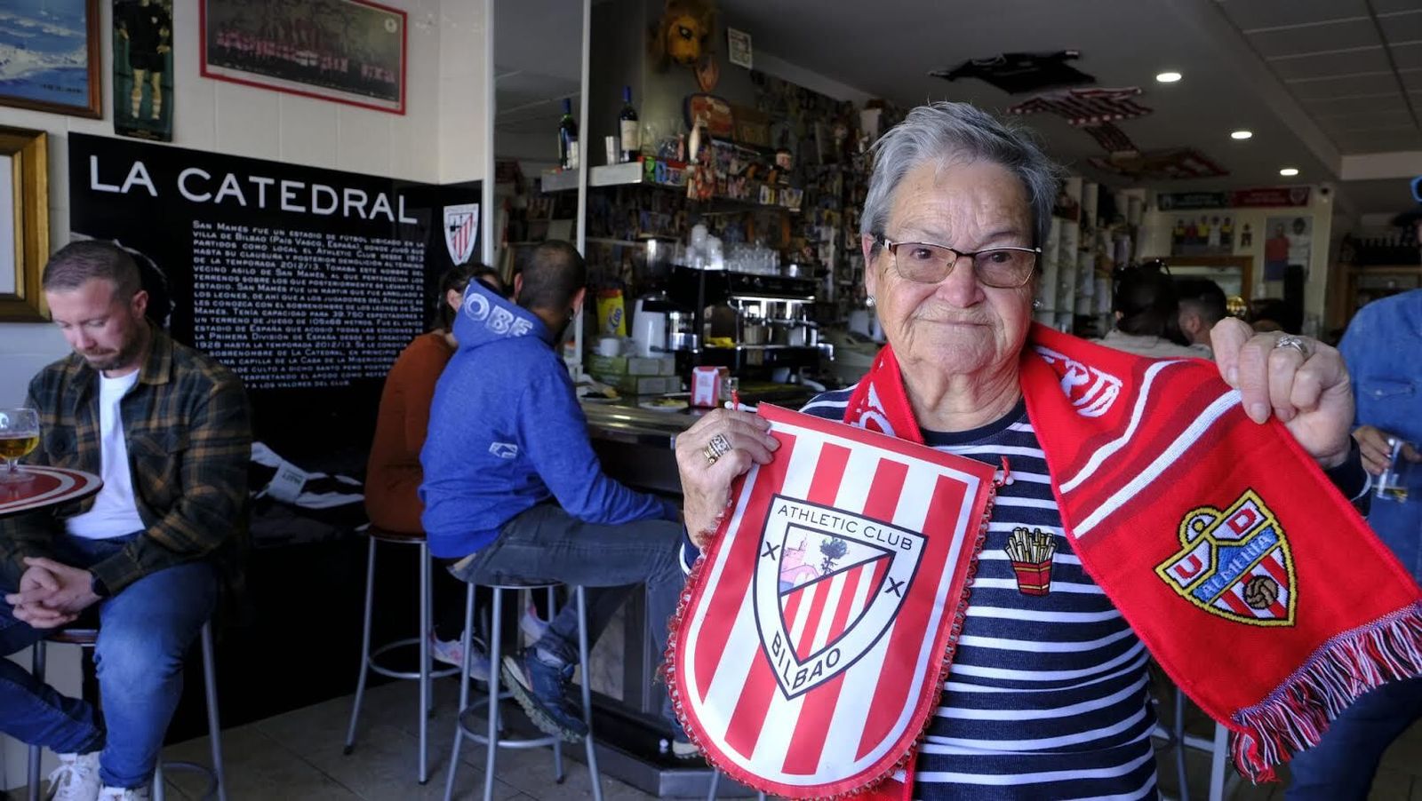 Encarni Alonso, vizcaína abonada UDA, en la Peña Julen Guerrero, de Roquetas