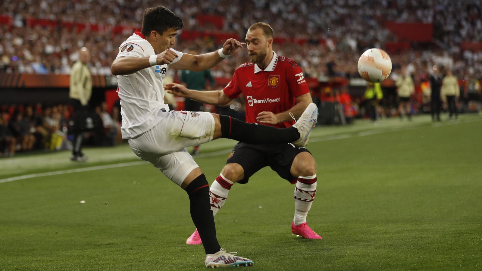 Acuña despeja con fuerza un balón ante Eriksen.