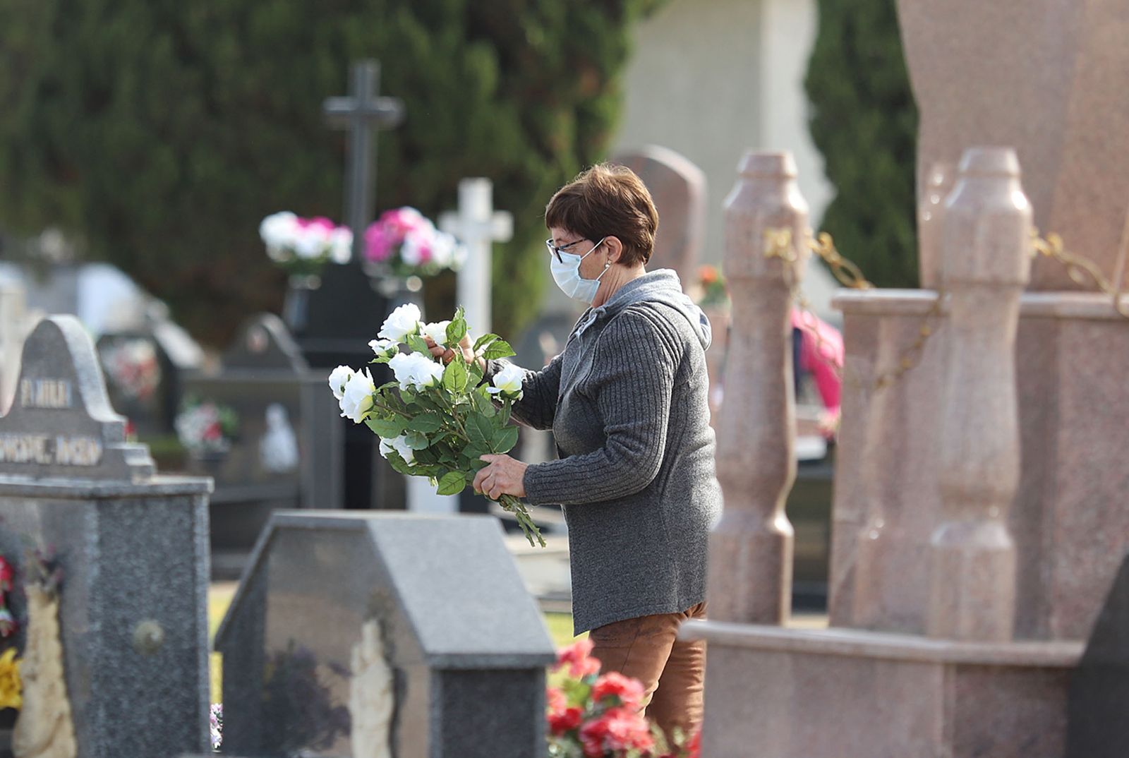 Imágenes de los preparativos en el cementerio de Huelva con motivo de la festividad de Todos los Santos