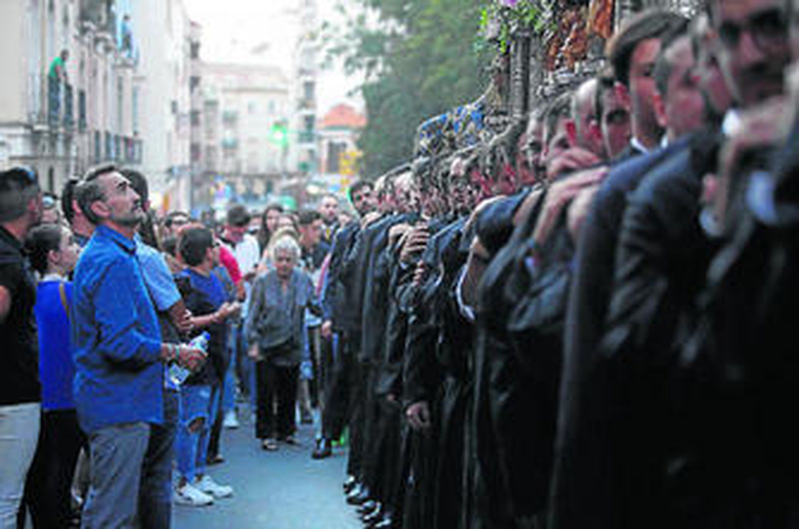 La Hermandad realizó dos turnos de portadores que se rotaron durante el recorrido.