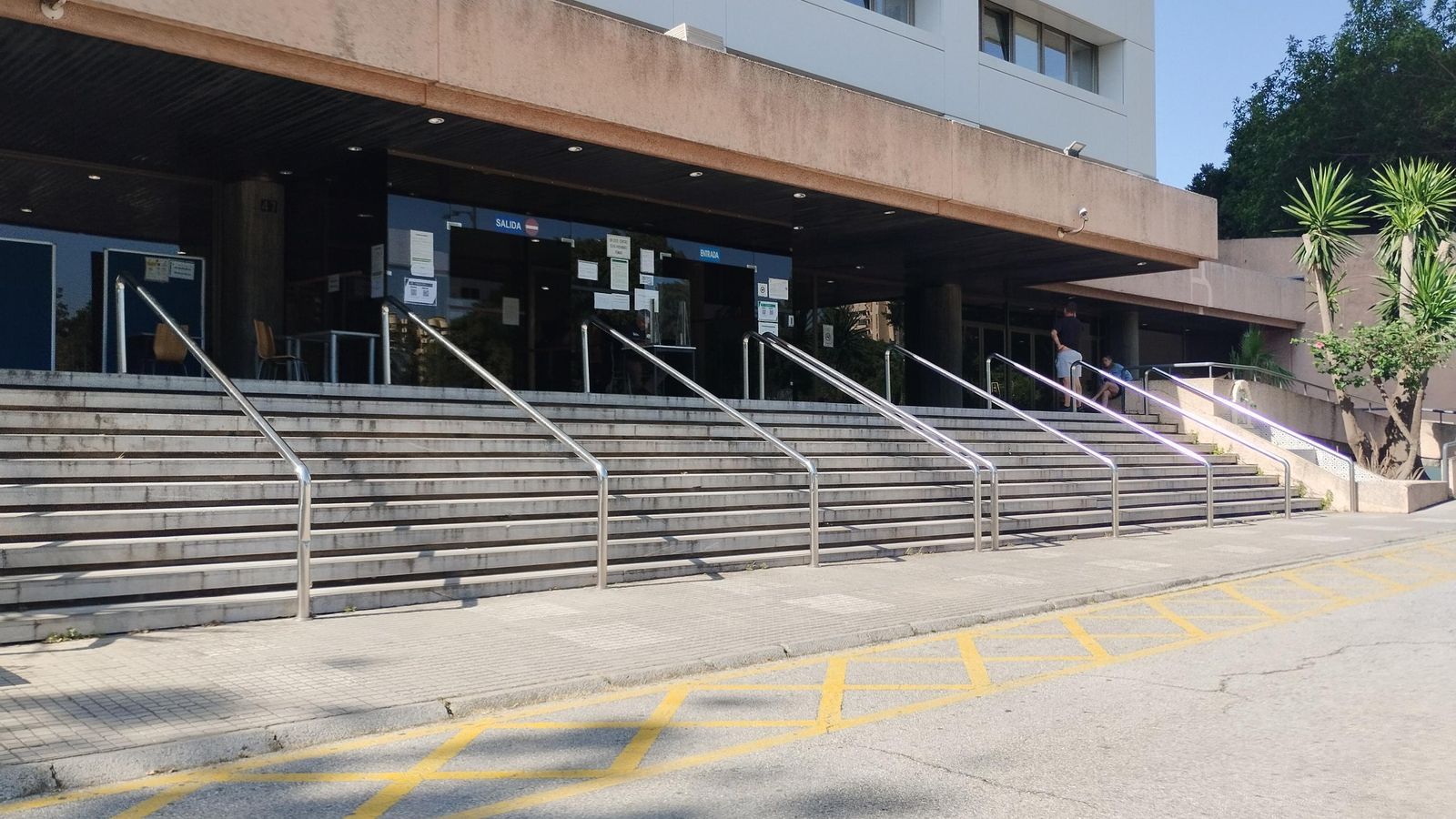 Vigilante en la entrada del edificio de la Junta de la Avenida de la Aurora (Administración autonómica).