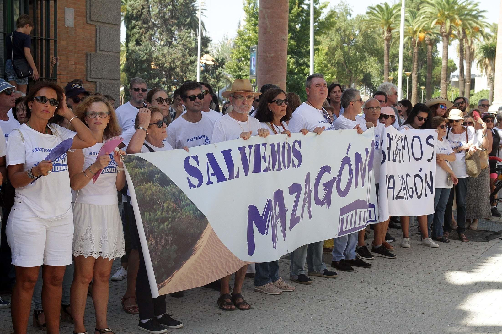 Imágenes de la manifestación "Salvemos las Playas de Huelva"
