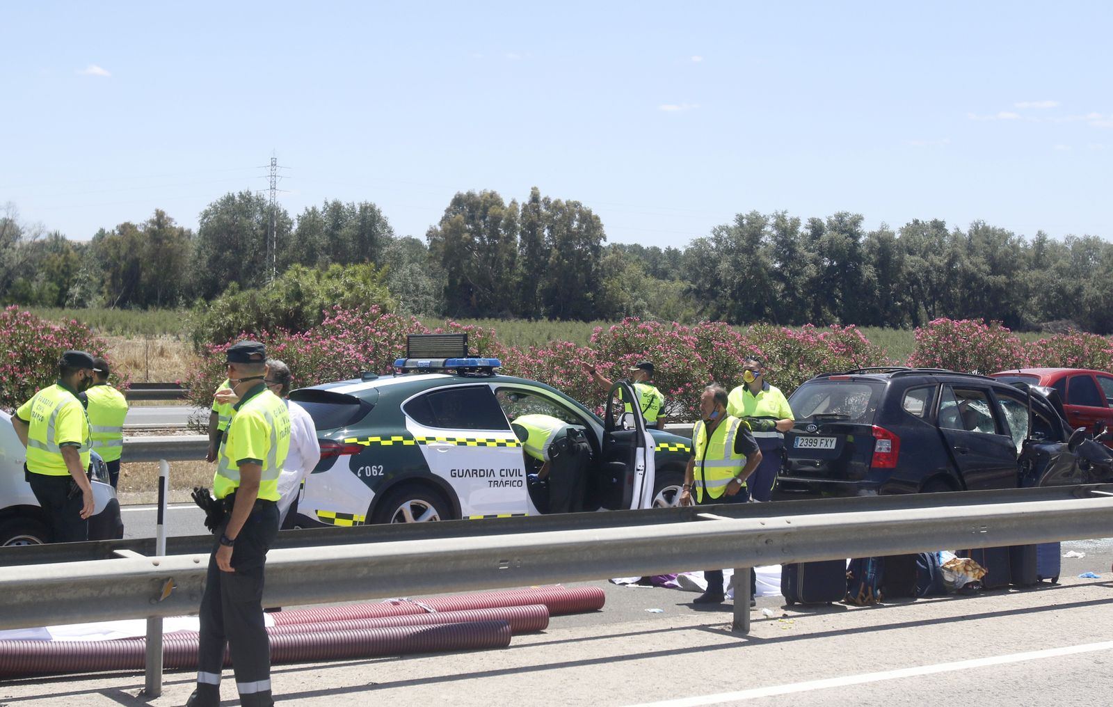 Efectivos sanitarios y de la Guardia Civil intervienen en el accidente.