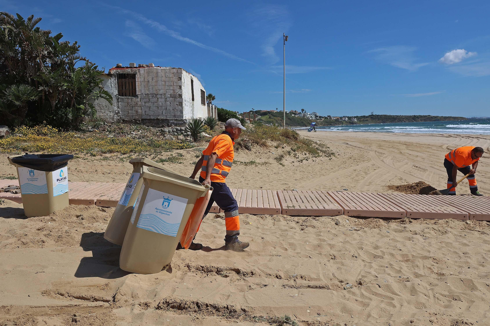 Imágenes de los preparativos para  la temporada de playas en Getares