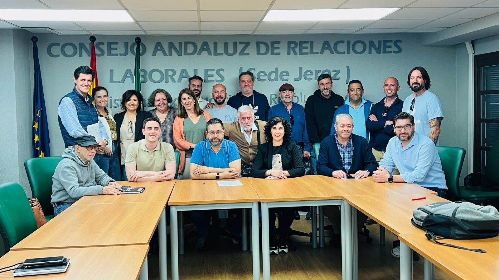 Representantes del comité y del gobierno local, tras la firma del acuerdo en el Sercla.