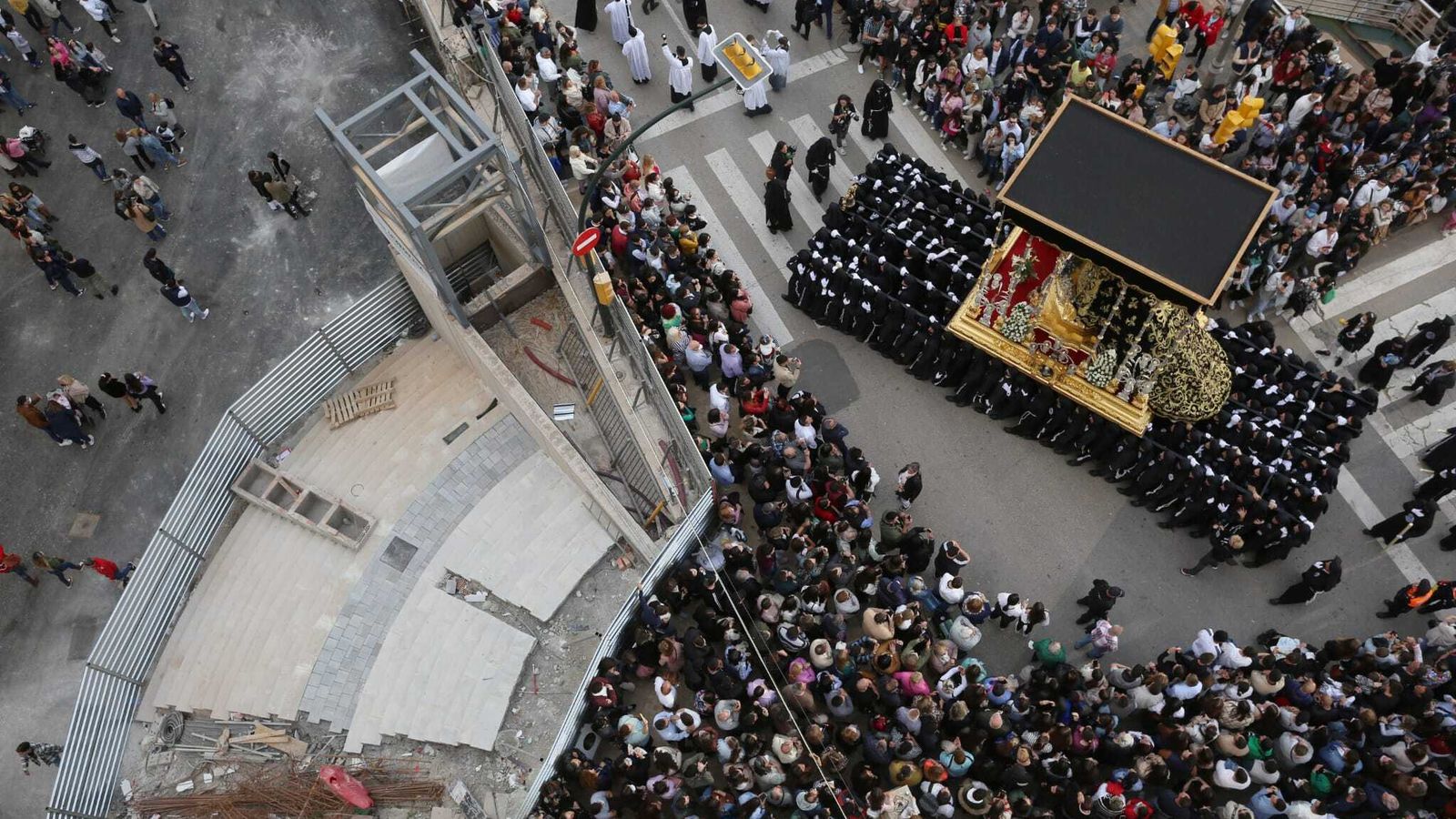 Nuestra Señora de los Dolores, en su discurrir por la parte alta de la Tribuna de los Pobres