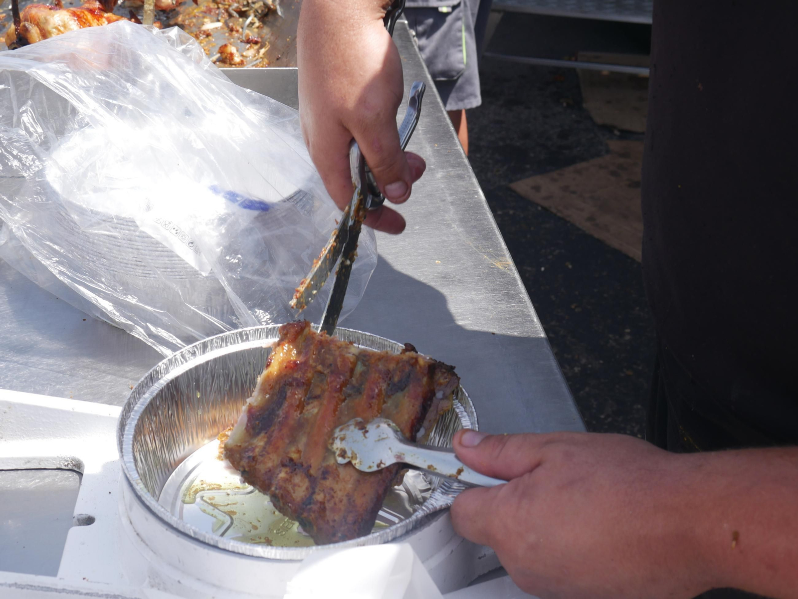 Así es la venta de pollos asados en los negocios ambulantes de Almería