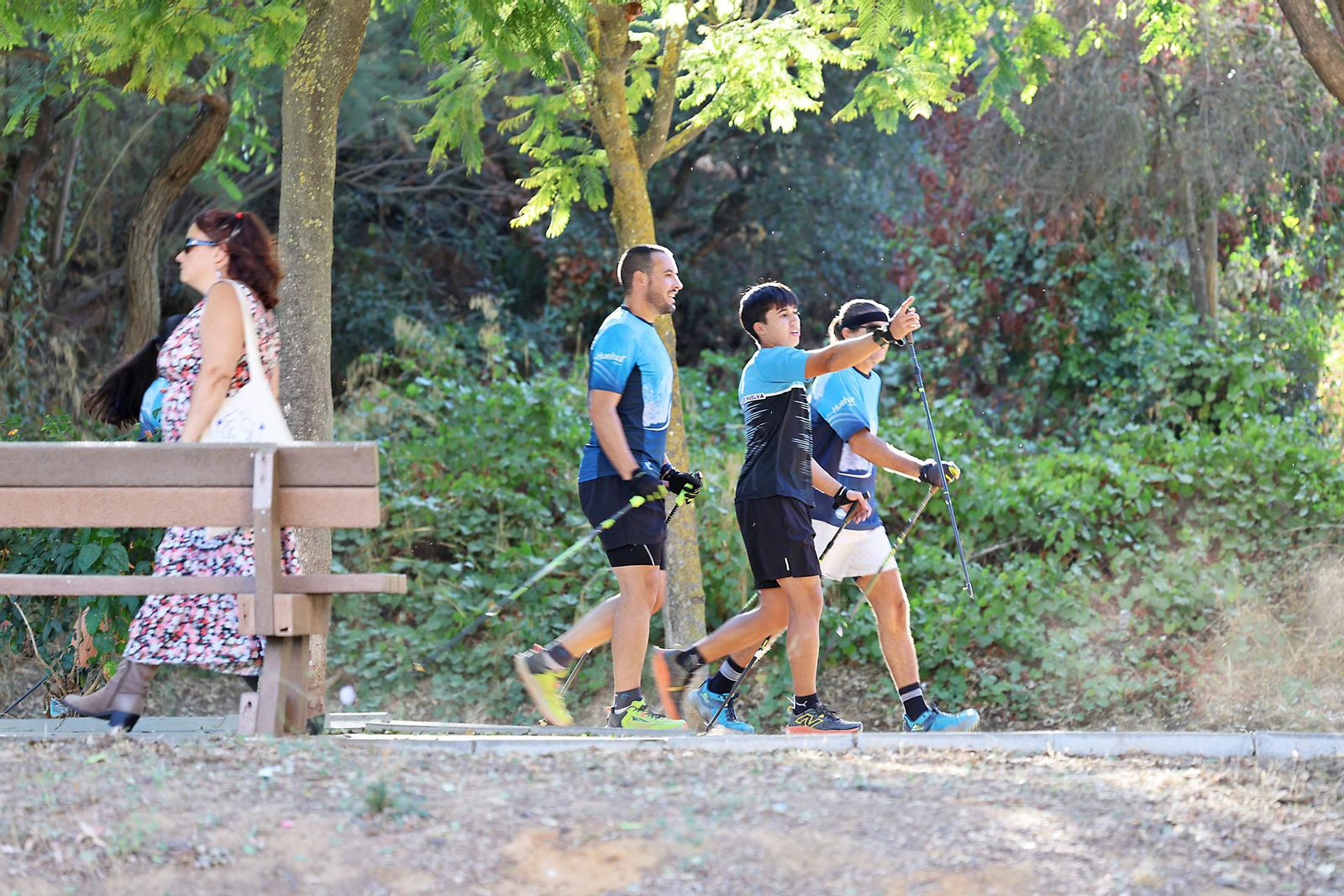 Imágenes de un entrenamiento de marcha nórdica del CD Multideportes