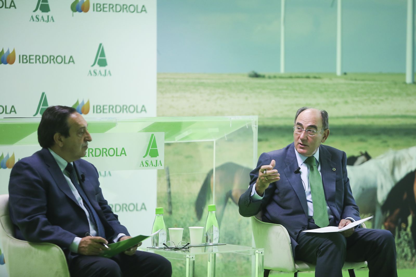Firma del acuerdo entre el presidente Iberdrola, Ignacio Galán, a la derecha,  y el presidente de Asaja, Pedro Barato, a la izquierda.