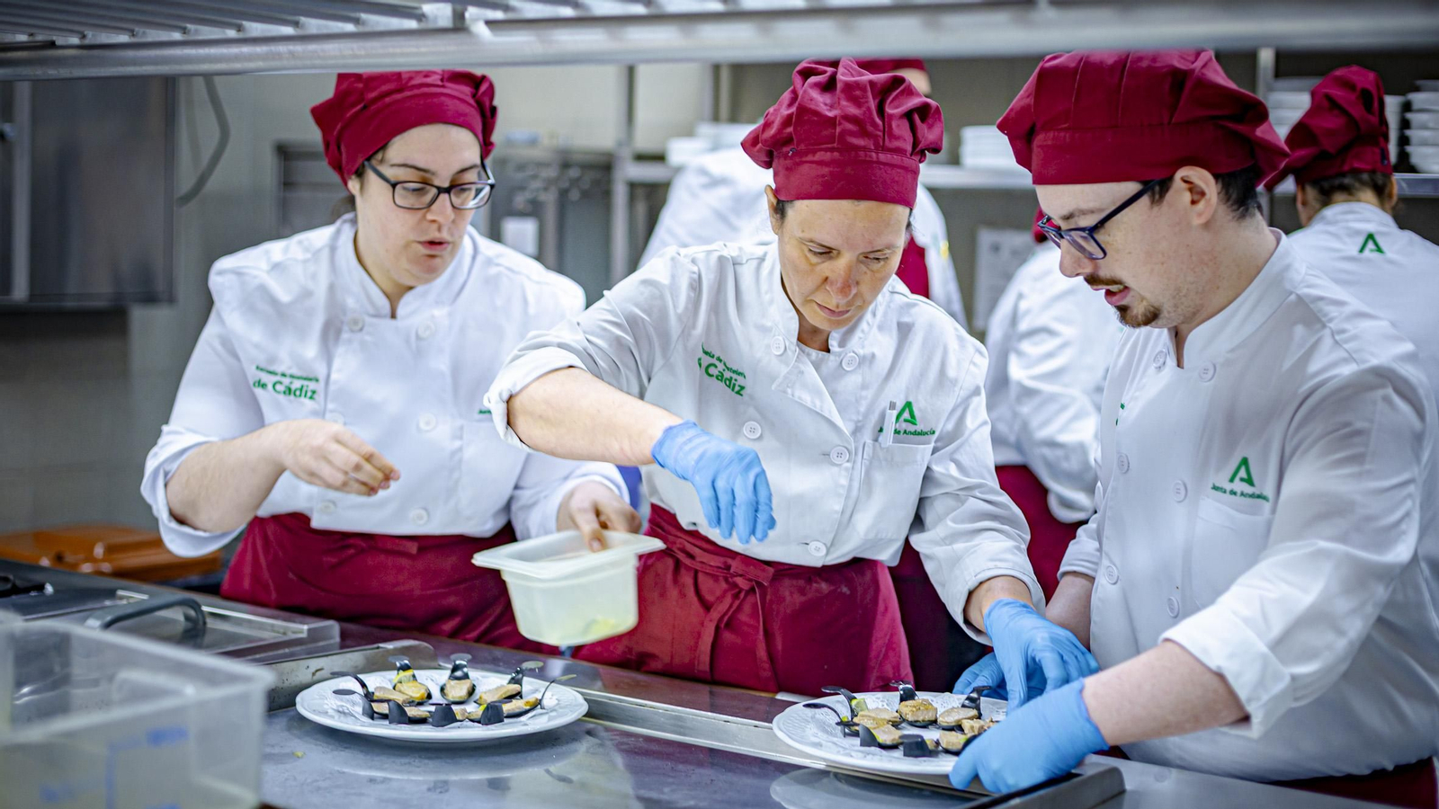 Las imágenes de la jornada sobre un menú del siglo de Oro en la Escuela de Hostelería de Cádiz