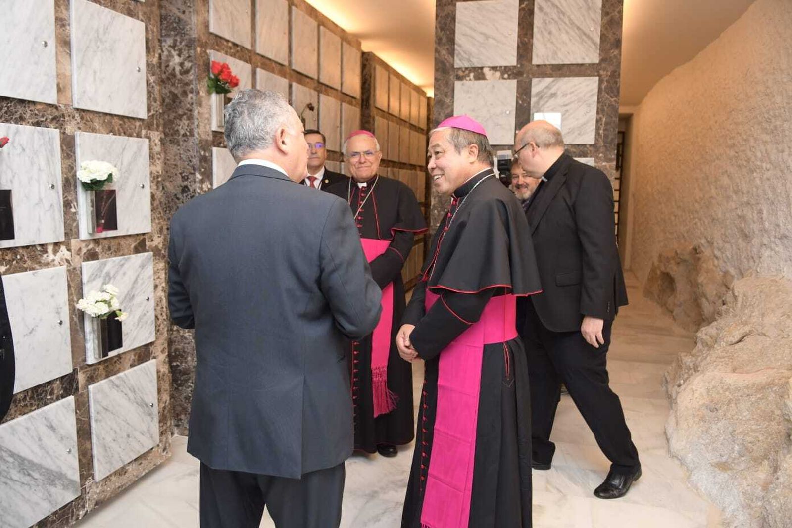 El nuncio apostólico visita el columbario del santuario.