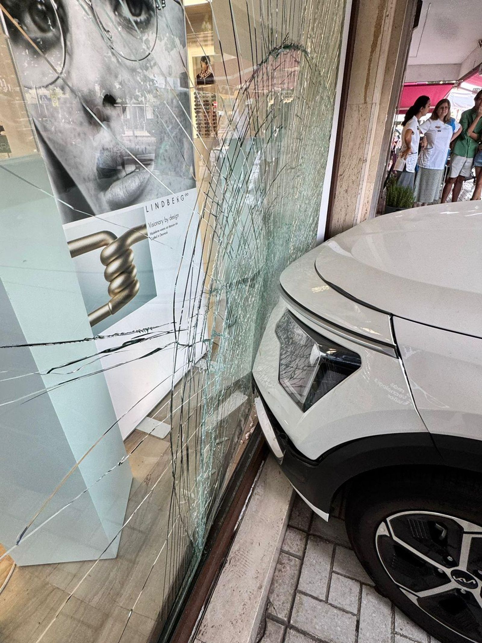 El vehículo, siniestrado contra el escaparate.