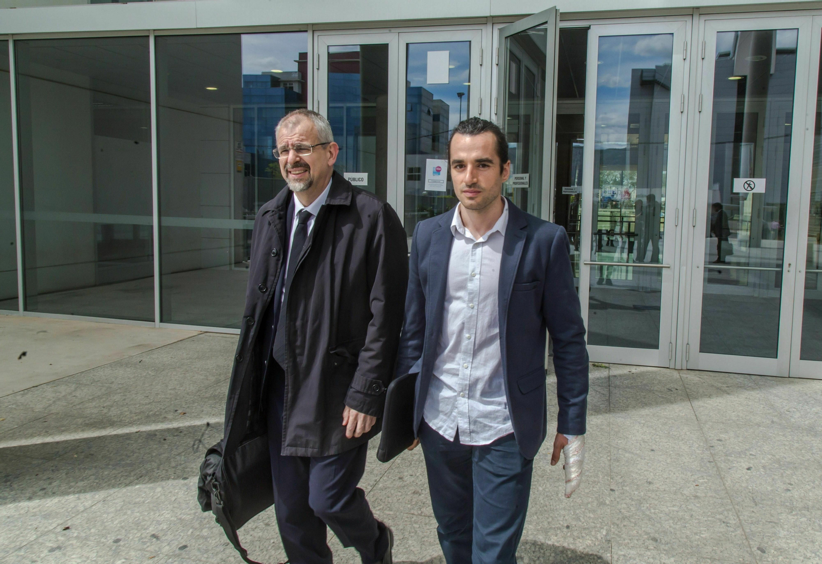 Alberto G. S., ex propietario de Seriesyonkis, a la salida de los tribunales con su abogado.