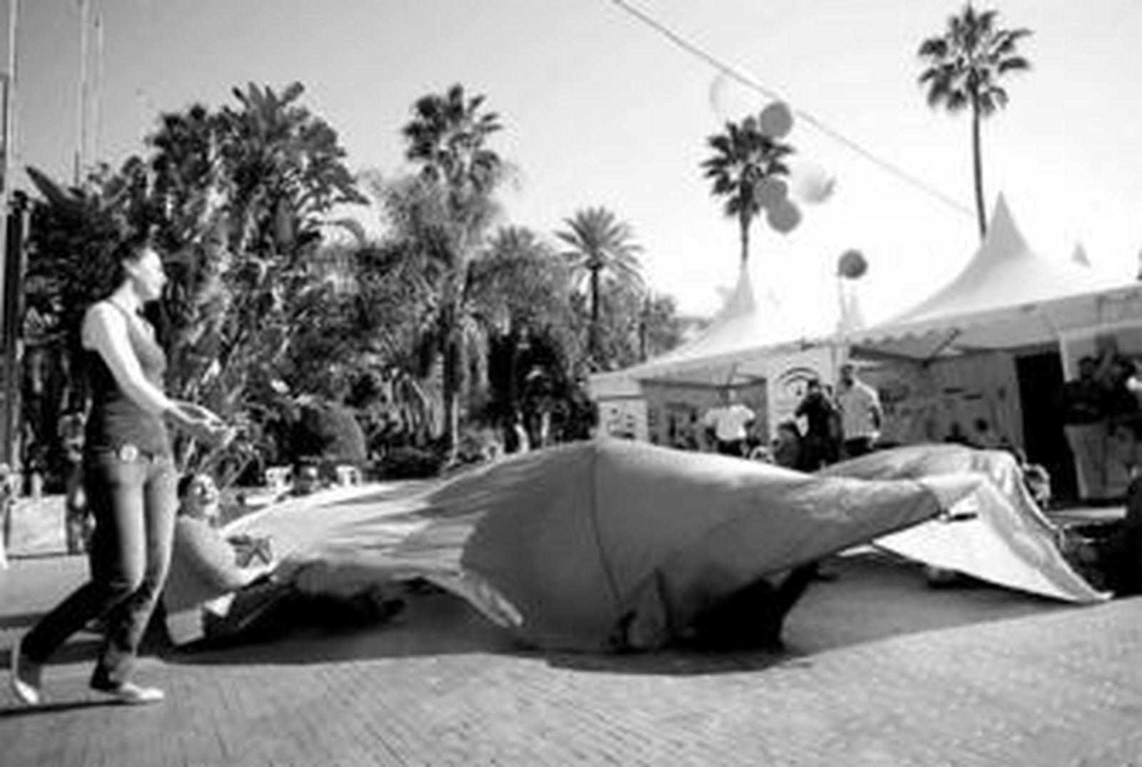 Jóvenes participan en los juegos celebrados ayer en la Plaza de la Marina con motivo del Día contra el Sida.