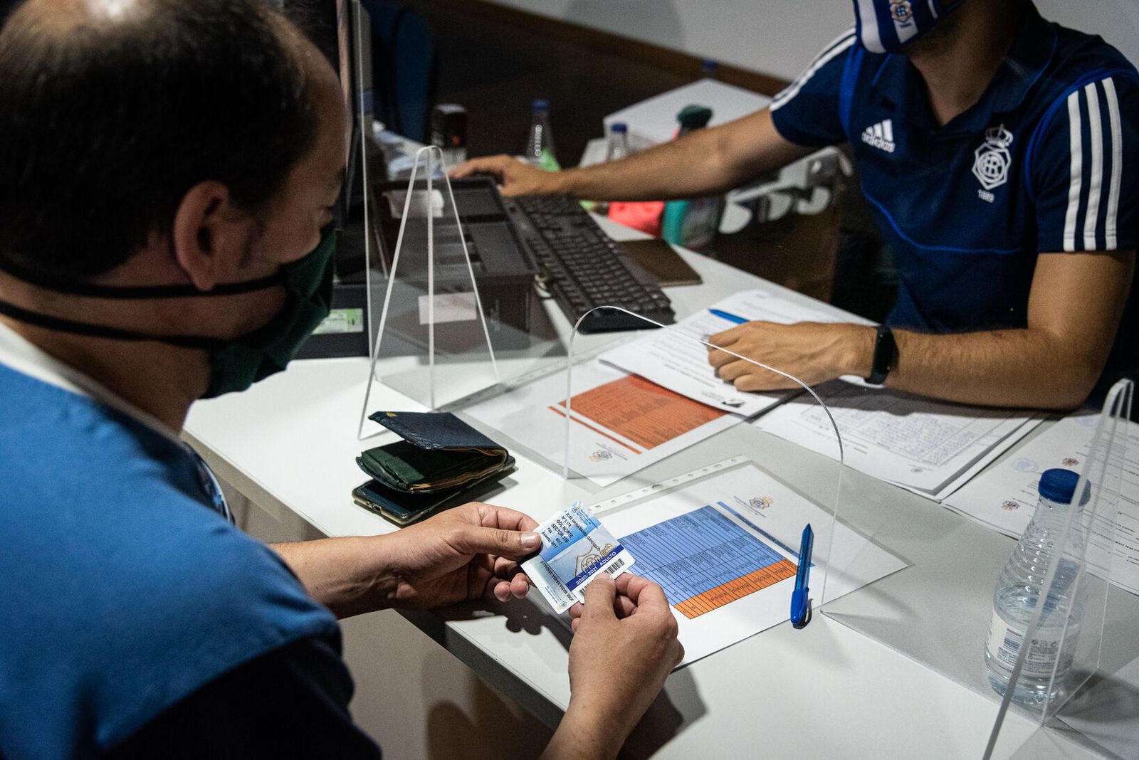 Un socio es atendido en el Museo del Decano por un colaborador del club.