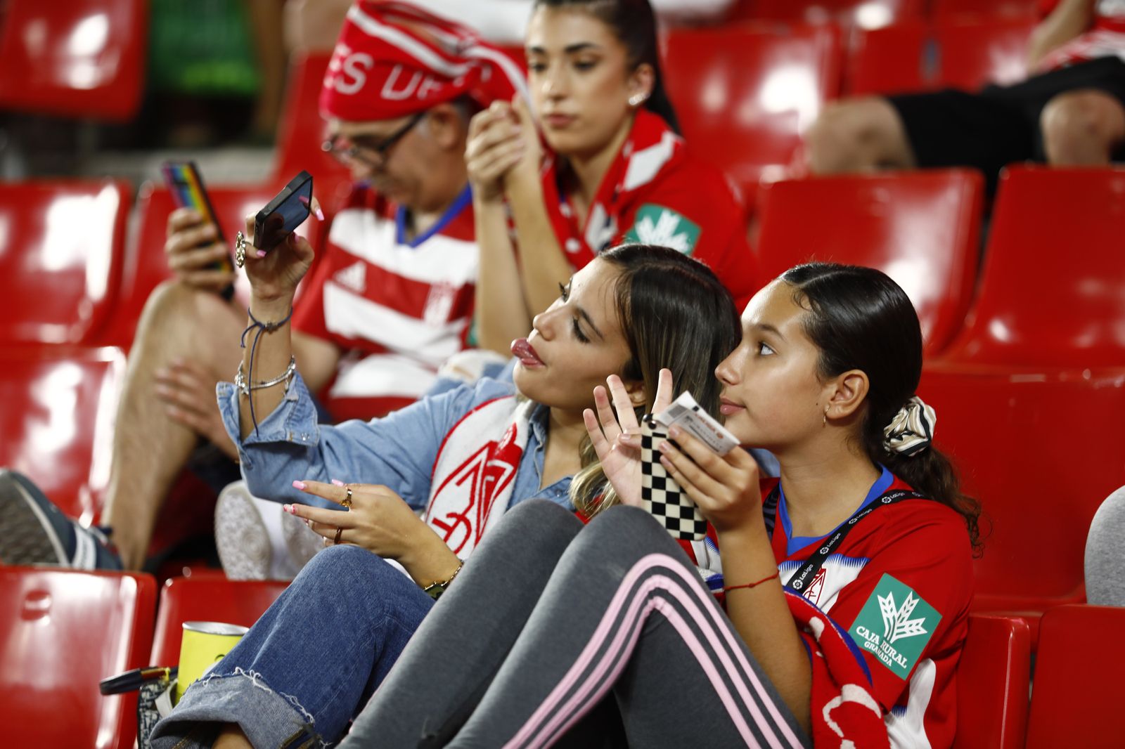 Encuéntrate en la grada en el Granada CF - FC Barcelona