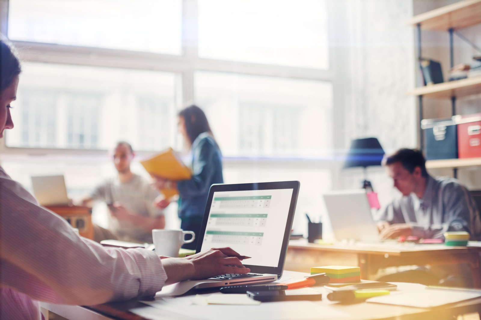 Jóvenes trabajando en una oficina.