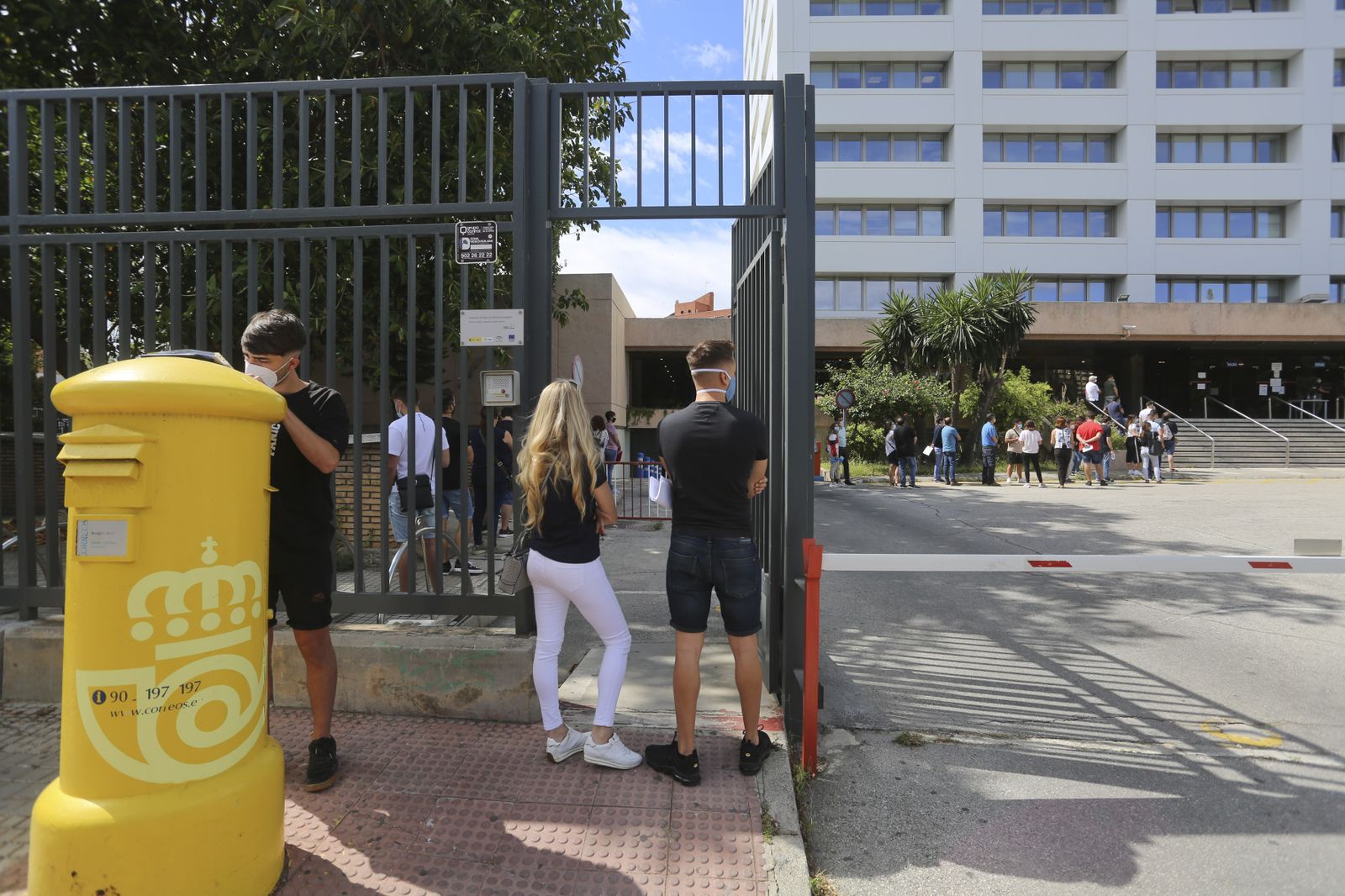 Las colas para ser vigilante en las playas de Málaga y controlar su aforo