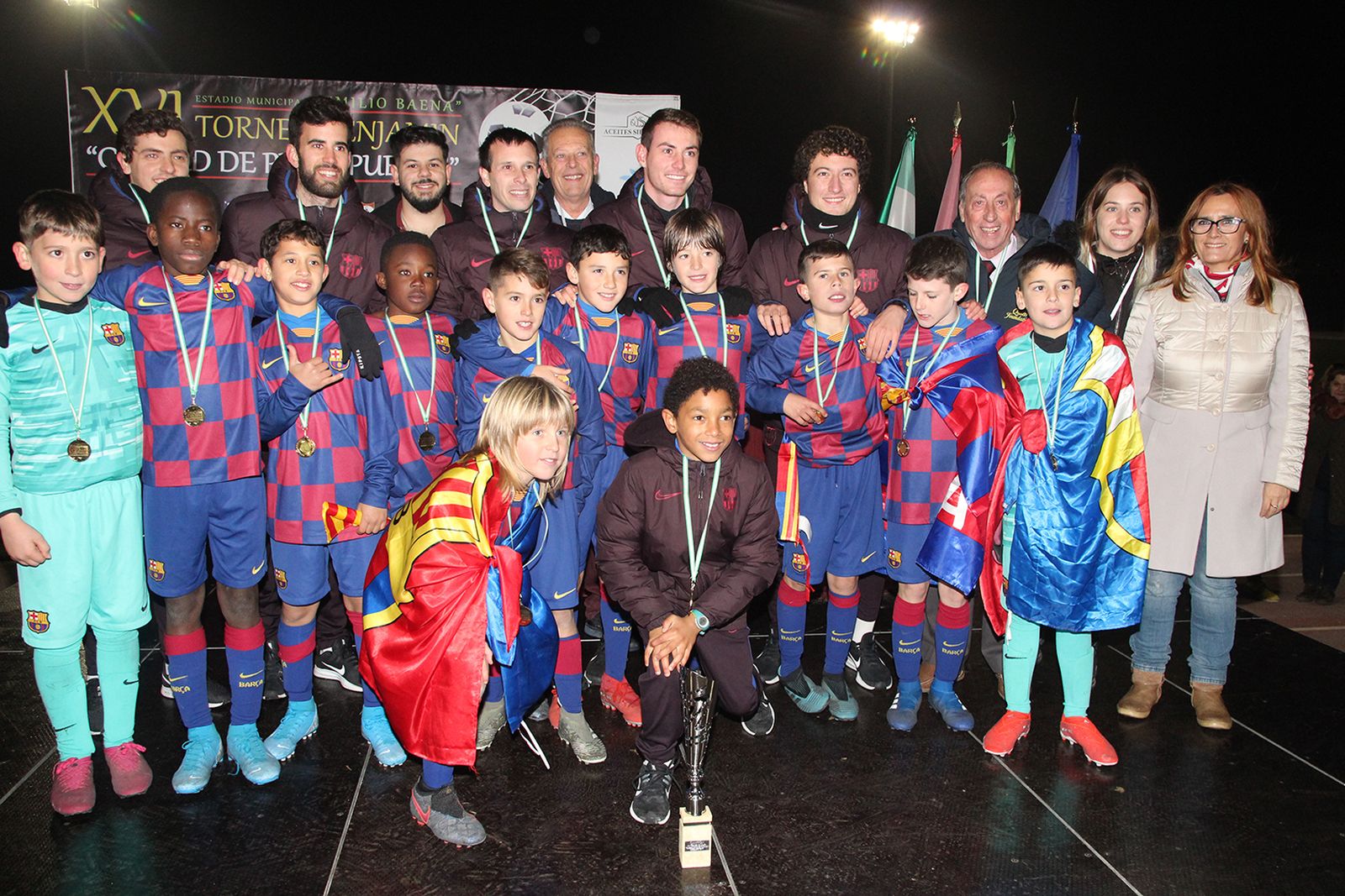 El Barcelona posa con el trofeo conseguido por segunda vez en la localidad granadina.