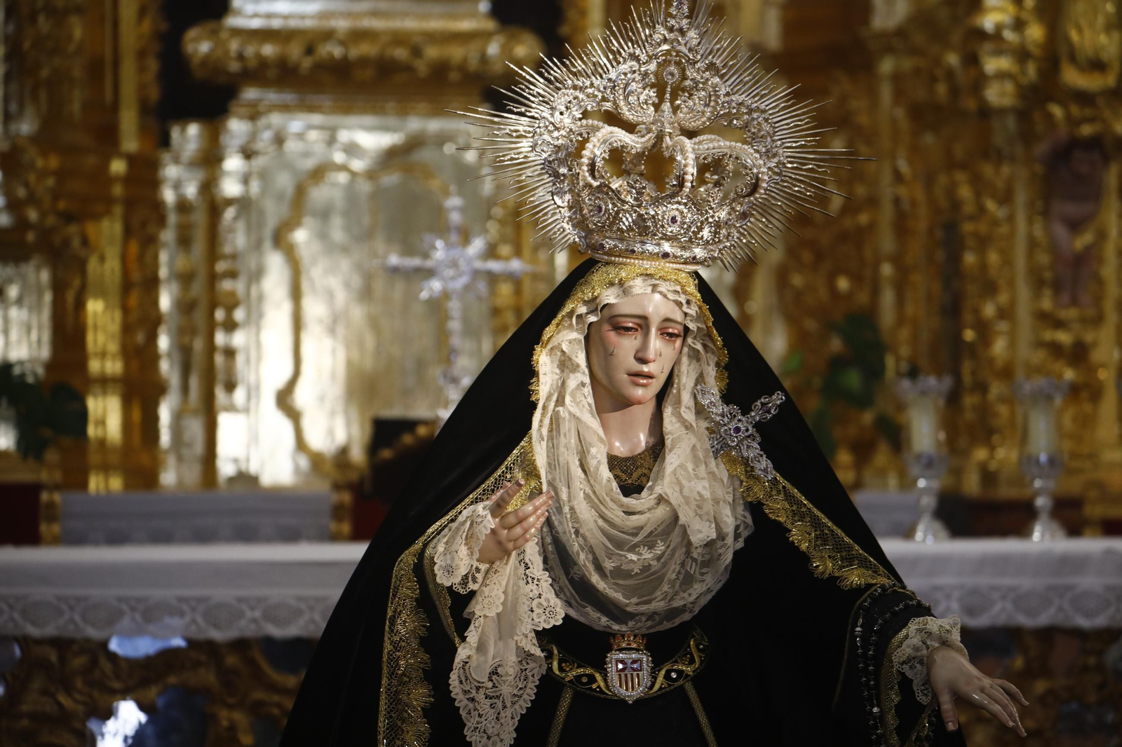 Las mejores fotos del besamanos de la Virgen de la Quinta Angustia de Córdoba