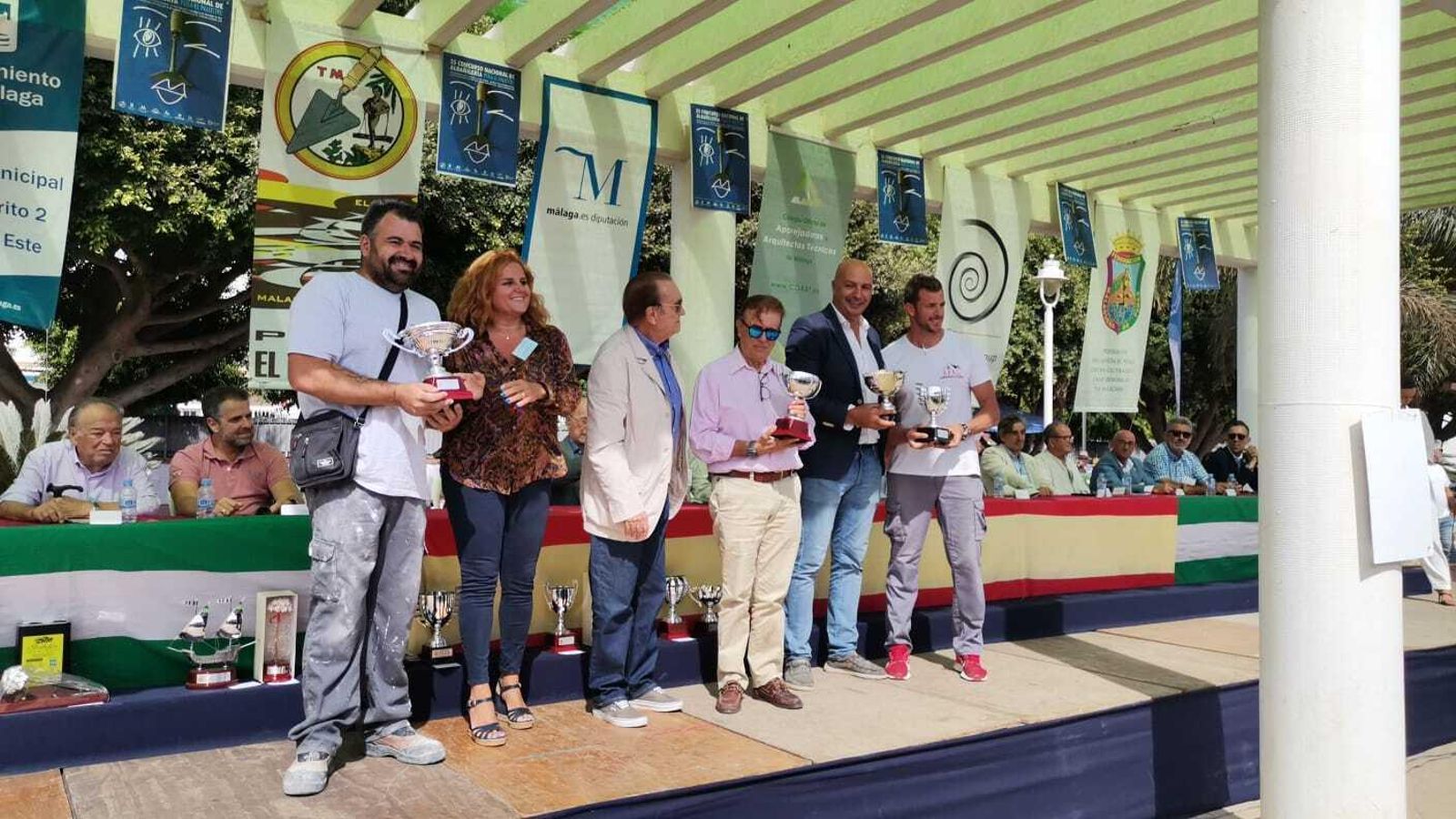 El oficial Manuel Fuentes y su ayudante Javier Vargas.