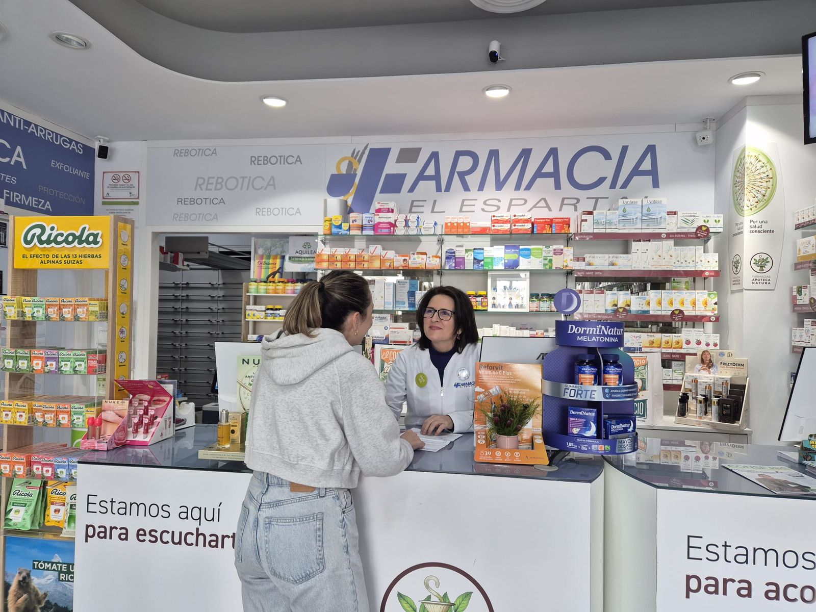 La farmacéutica, Ana Isabel Nieto, mientras atiende a una paciente.