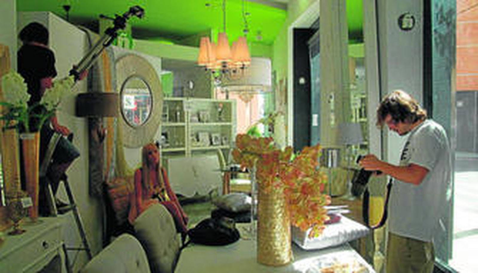 La modelo y actriz ejidense, Jessica Alemán, protagonizó una sesión de fotos en distintos comercios adscritos a la asociación.