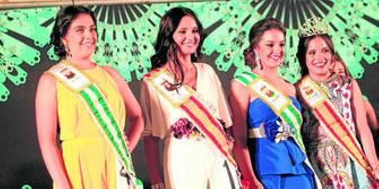 Marta Cortés, segunda por la izquierda, acompañada por María Villaclara, Ángela Ortega y la reina saliente, Anabel Núñez.