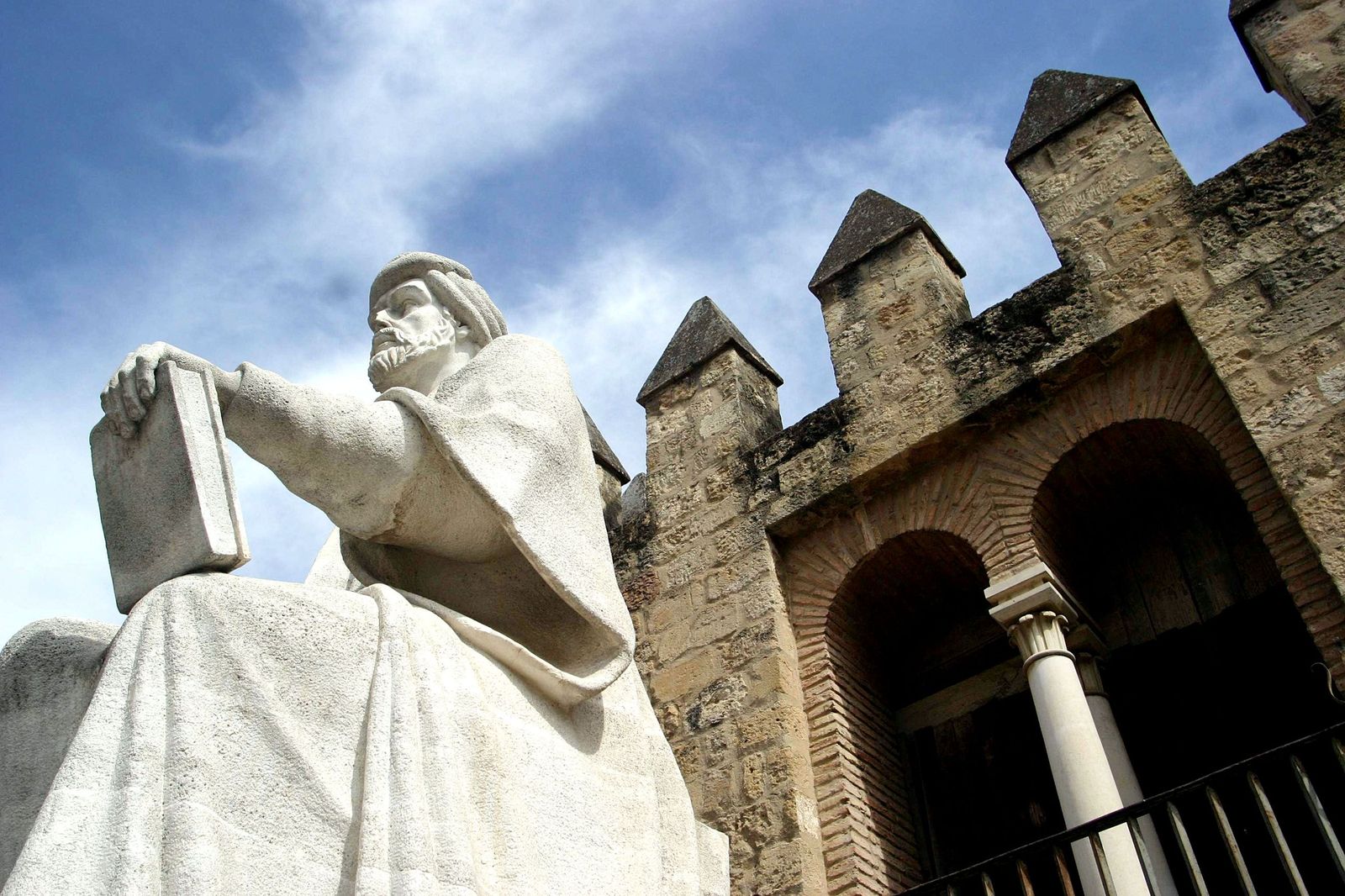 Estatua de Averroes.