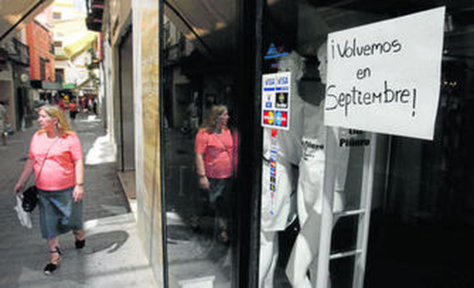 Una tienda de ropa de la calle Cerrajería anuncia en la puerta que permanecerá cerrada hasta septiembre.